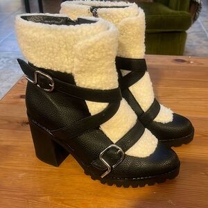 Black White Sherpa Chunky Treaded Sole Buckle Closure Lemon Drop size 10